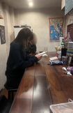 離婚前、A子さんの元夫が営む飲食店でくつろぐ山口舞。右手の薬指には指輪(B子さん提供)