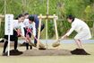 仙台市内の青葉山公園で地元小学生とともにヤエベニシダレザクラを植樹された佳子さま 撮影/JMPA