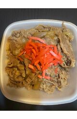 テイクアウトでもらえる最大量「3袋」を乗せた牛丼。小泉進次郎議員のように一面を埋めるような量にはならない……