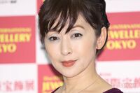 斉藤由貴「警察出動」狂乱動画まで流出の“6年不倫”報道でも「ノーダメージ」影響ゼロの背景にトラブルの…