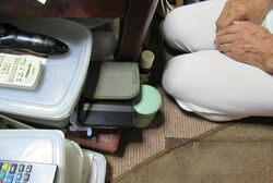 被害男性は携帯電話と財布を新調したと話す