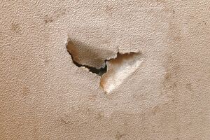 壁には穴が　※画像はイメージです