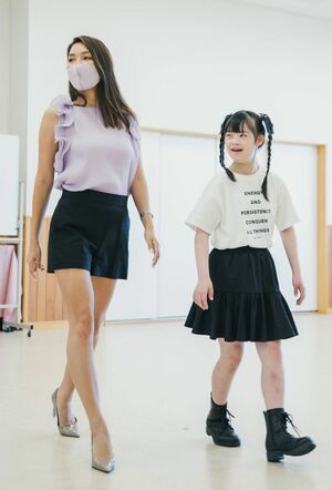 『TGCteen』のショーの前に斉藤菜桜さんが受けた本格的なウォーキングレッスン