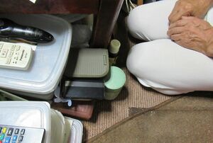 被害男性は携帯電話と財布を新調したと話す