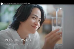 『プレミアムウォーター』のアンバサダーに起用されているtimeleszの菊池風磨（公式サイトより）