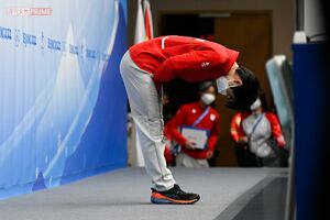 会見を終えて、去り際には深々とお辞儀をした羽生結弦（JMPA代表撮影・2022年北京五輪）