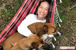 岡田美里と保護犬である2匹。それぞれ靴だったり、ミトンのような手足だったのでそう名づけた。クックは徳之島から、ミトンは山口県から来てくれたという