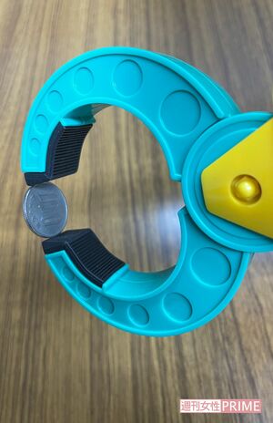 主力アイテムのカラフルアイアンハンド。硬貨など細かいものもつかめるのが特徴