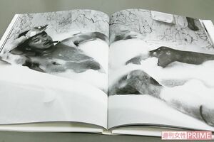 右手の指と手のひらには、傷を隠す白いテープが（撮影／宮澤正明）