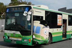 「たかつきばすお」がバスから降りるところがシュールすぎる(高槻市営バス公式サイトより)