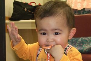 1歳半。ママの楽屋でニッコリ♪