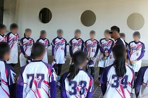 女子部員たちに檄を飛ばす男性顧問(SNSより、一部加工)