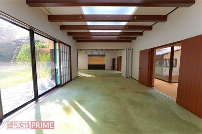 第一応接室は、パーティションで仕切ることができ、絨毯はクリーニングして再利用している。