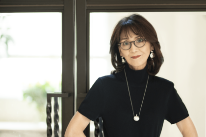 新旧のファッションを組み合わせた、センス抜群のコーディネートの数々　(c)冨田望