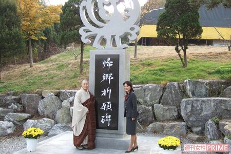 法輪寺に安置された当初、祈願碑は建てられていた。左は住職の鉉庵さん。オブジェは八咫烏（中国古代の想像の鳥）をあしらった