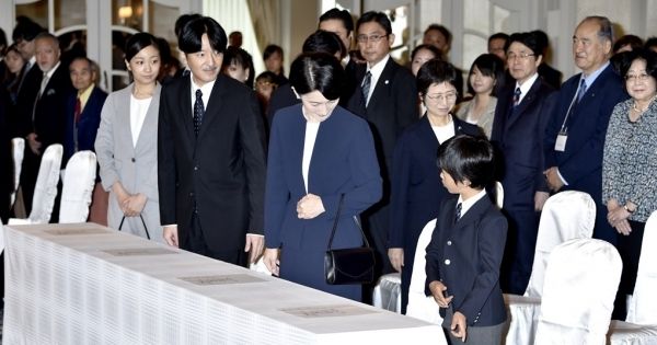 「沖縄地上戦と子どもたち」の式典で着席されるご一家。悠仁さま(右)はイスを指して、紀子さまに何かお尋ねになったようだった(8月17日)