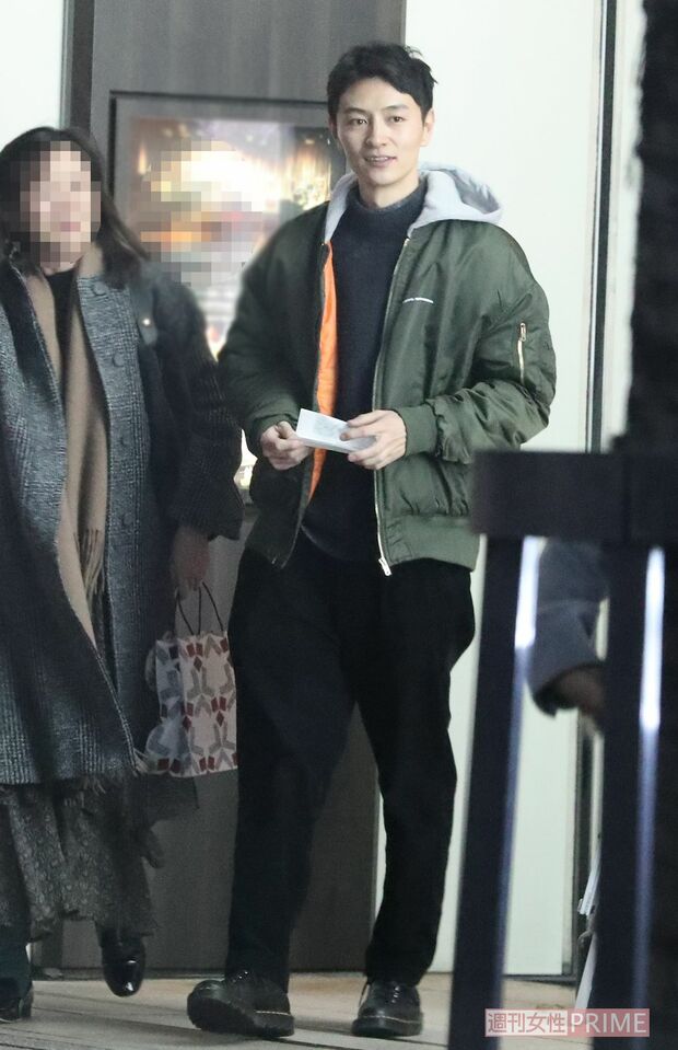 朗らかな笑顔を見せる細田善彦