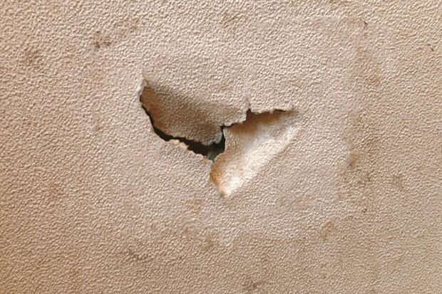 壁には穴が　※画像はイメージです