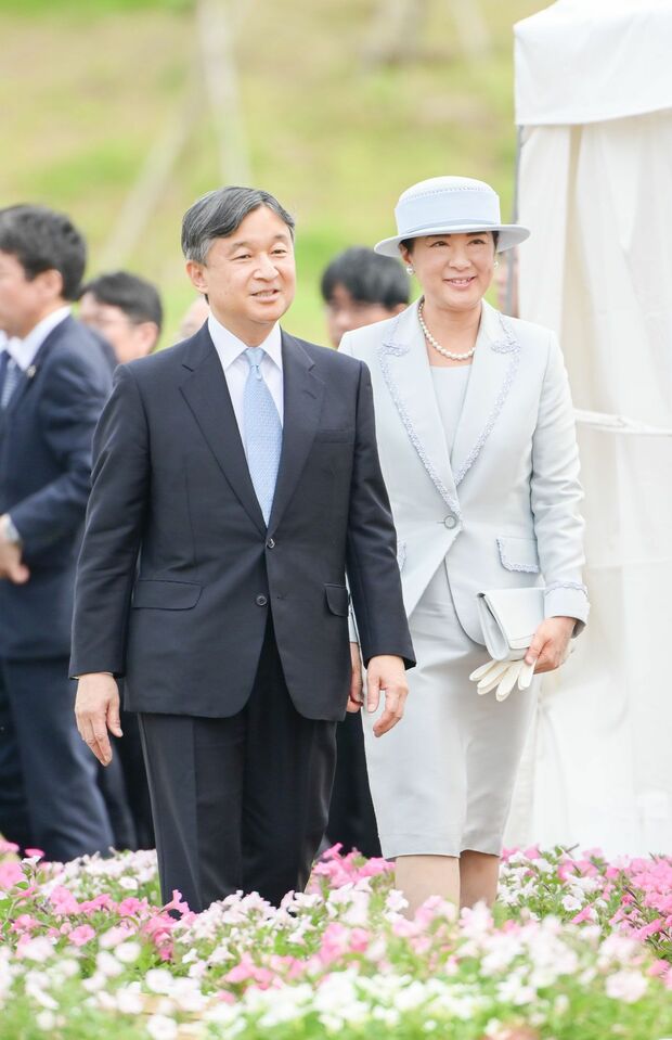 高田松原津波復興祈念公園での『第73回全国植樹祭』へ向かわれるおふたり。雅子さまは淡い水色のスーツに帽子をかぶられて　撮影／JMPA