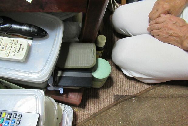 被害男性は携帯電話と財布を新調したと話す