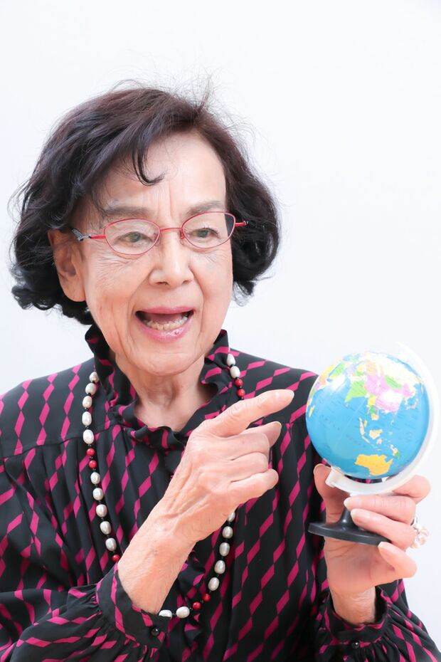 地球儀を見て顔をほころばせる。好奇心の強さが兼高さんの原動力かもしれない。撮影／佐藤靖彦