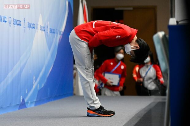 会見を終えて、去り際には深々とお辞儀をした羽生結弦（JMPA代表撮影・2022年北京五輪）