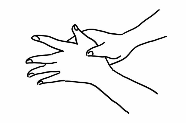 手の甲側にある、指と指の間のくぼみを、反対の手の親指で軽く押すようにマッサージ。