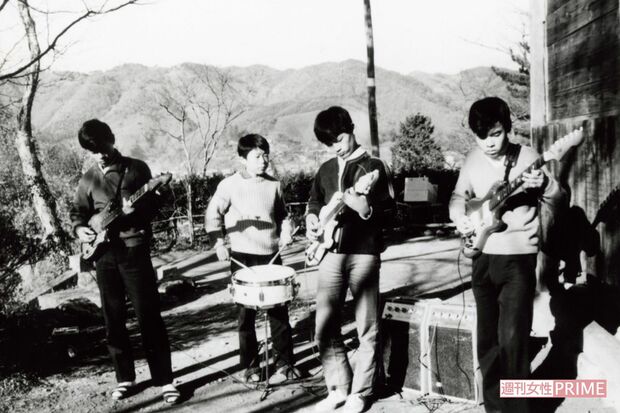 中学時代には、ビートルズの『シー・ラブズ・ユー』に衝撃を受けてバンドを結成。それが後々の太鼓に通じた