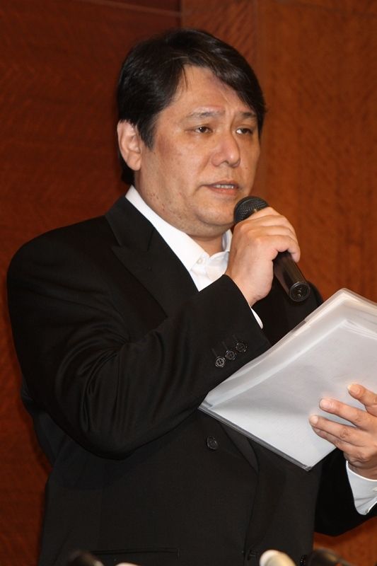 佐村河内守、騒動で引っ越し説も自宅ベランダで喫煙姿目撃