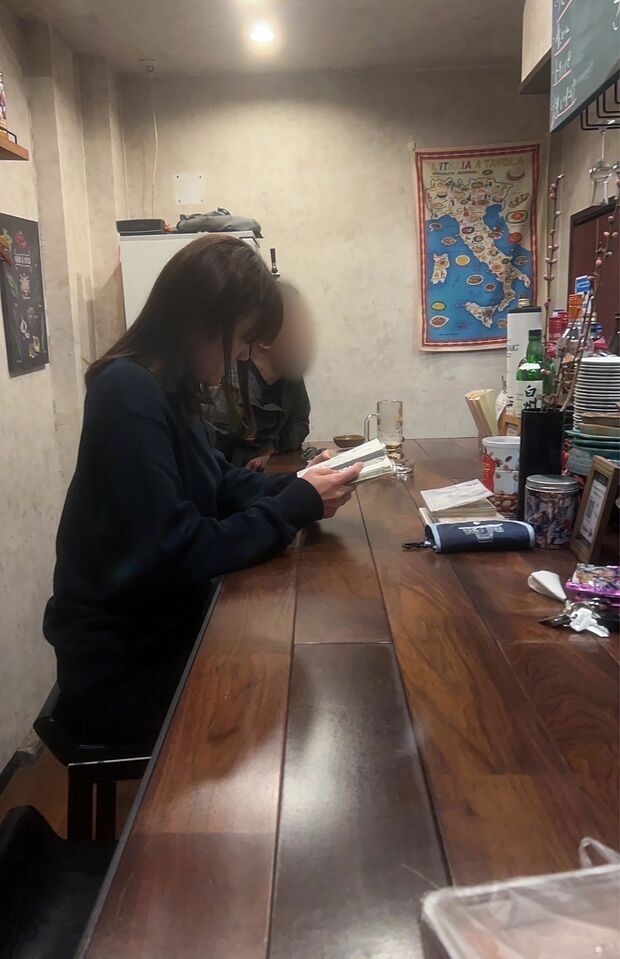 離婚前、A子さんの元夫が営む飲食店でくつろぐ山口舞。右手の薬指には指輪（B子さん提供）