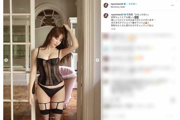 約10年ぶりの写真集『かもしれない』が好評の小嶋陽菜。セクシーなオフショットを続々と公開している(本人のインスタグラムより)