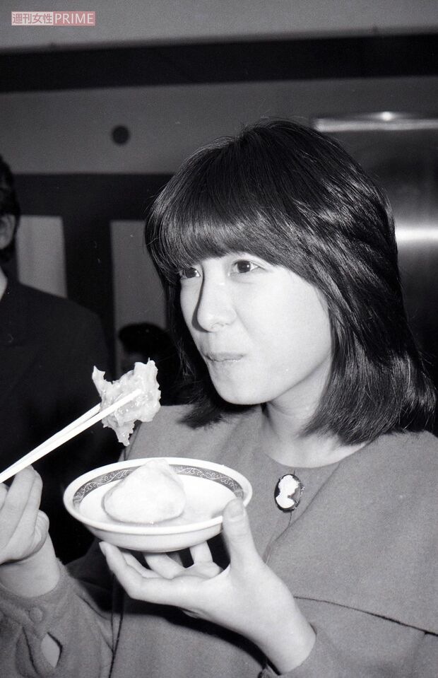 ご飯を頬張る河合奈保子