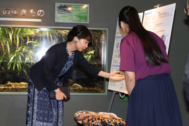 岐阜県を訪問中、オオサンショウウオの保護活動を行う高校生から説明を受ける(2025年5月20日)