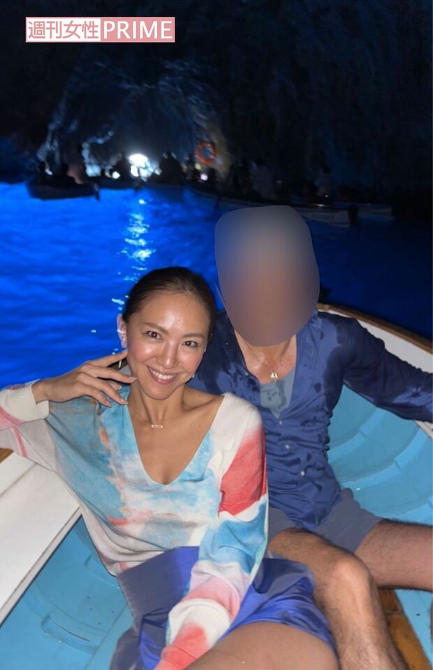西内ひろが3年間交際していた資産家男性とイタリア・カプリ島へ旅行した際のツーショット
