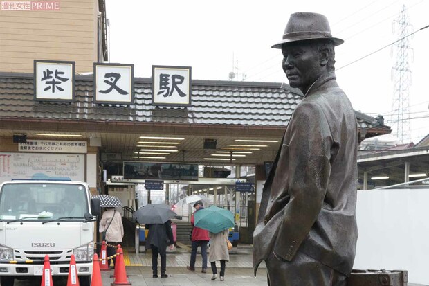 柴又の駅前に立つ寅さん像はファンたちの映えスポット　撮影／近藤陽介