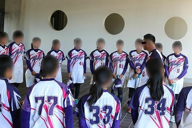 ソフト部の円陣の中心には男性顧問が（SNSより、一部加工）