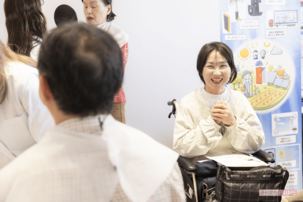 難病によって外出が減り、5年メイクを諦めていたBさんは、夫とともにメイクを体験。お互いきれいに変身した顔を見合い、笑顔がこぼれた(撮影/矢島泰輔)