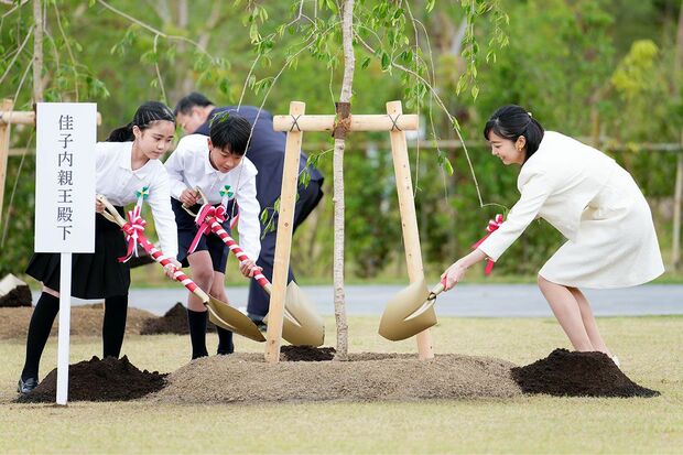 仙台市内の青葉山公園で地元小学生とともにヤエベニシダレザクラを植樹された佳子さま　撮影／JMPA