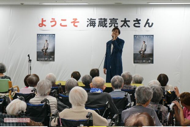 慰問ライブに参加した海蔵亮太