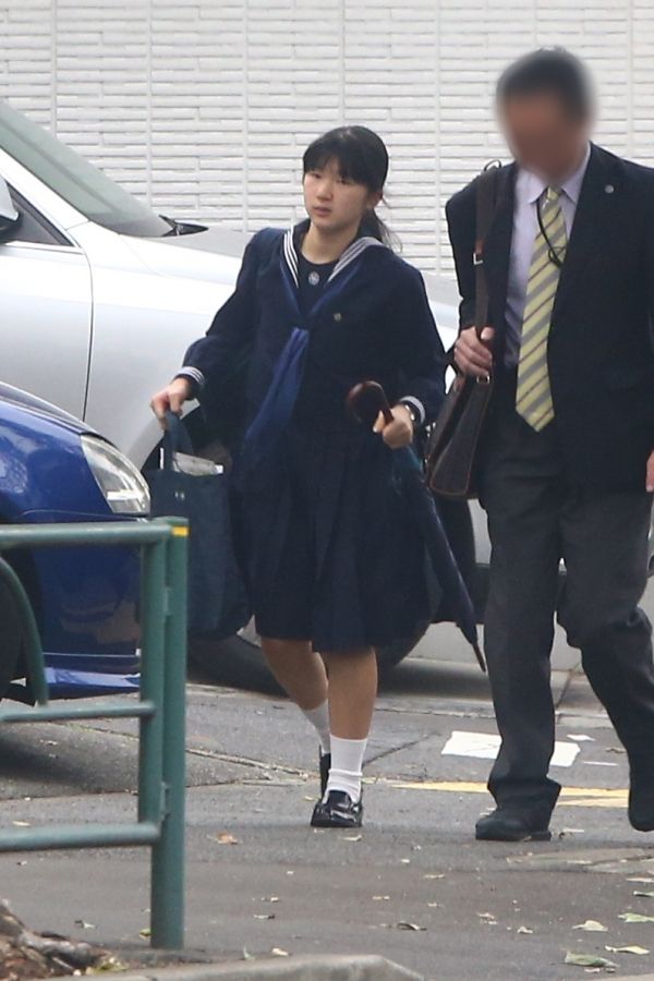  皇太子さまご出発の朝、手提げや傘を持ちながら元気よく登校され（11月17日）