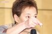 2020年2月、退社会見でジャニー喜多川さんの遺骨を披露した中居正広