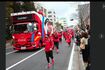聖火リレーと共に全国を回るキャラバン隊。車上にはノーマスクのDJが（インターネットより）