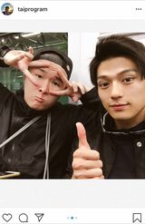 電車内での草野大成と新田真剣佑（インスタグラムより）