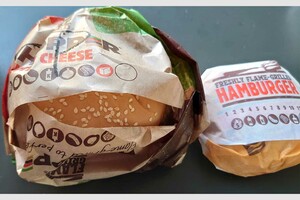 『ストロング超ワンパウンドビーフバーガー』と『ハンバーガー』の大きさの比較。右端が切れていてスミマセン！