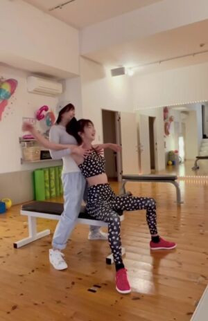 腹見せスタイルでトレーニングに励むほしのあき（本人インスタグラムより）