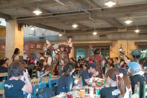 海賊楽団による生歌と、ギター、ウッドベース、マンドリンなどの生演奏は迫力満点！　撮影／伊藤和幸　(c)Disney