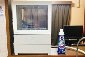 背面にもガラス窓があるため、圧迫感がない。カウンターキッチンに設置してもリビング側の光を遮らないため、明るいキッチンに