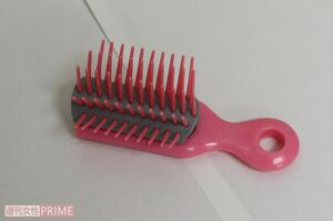 キーリングとしても使えるミニブラシ。「外出時の前髪のお直しや毛先ケアに大活躍♪」