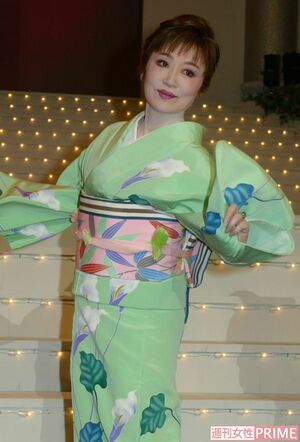 2004年6月30日、舞台『喝采 愛のボレロ』の囲み取材に応じる浜木綿子