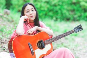 植村花菜。5月中旬には、デビュー15周年を記念した7曲収録のミニアルバム『それでいい』がリリースされる